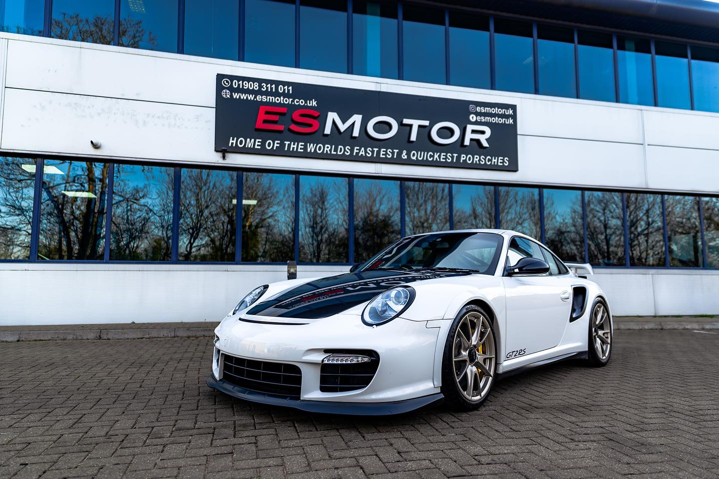 White Porsche GT2 RS in front of ESMotor building