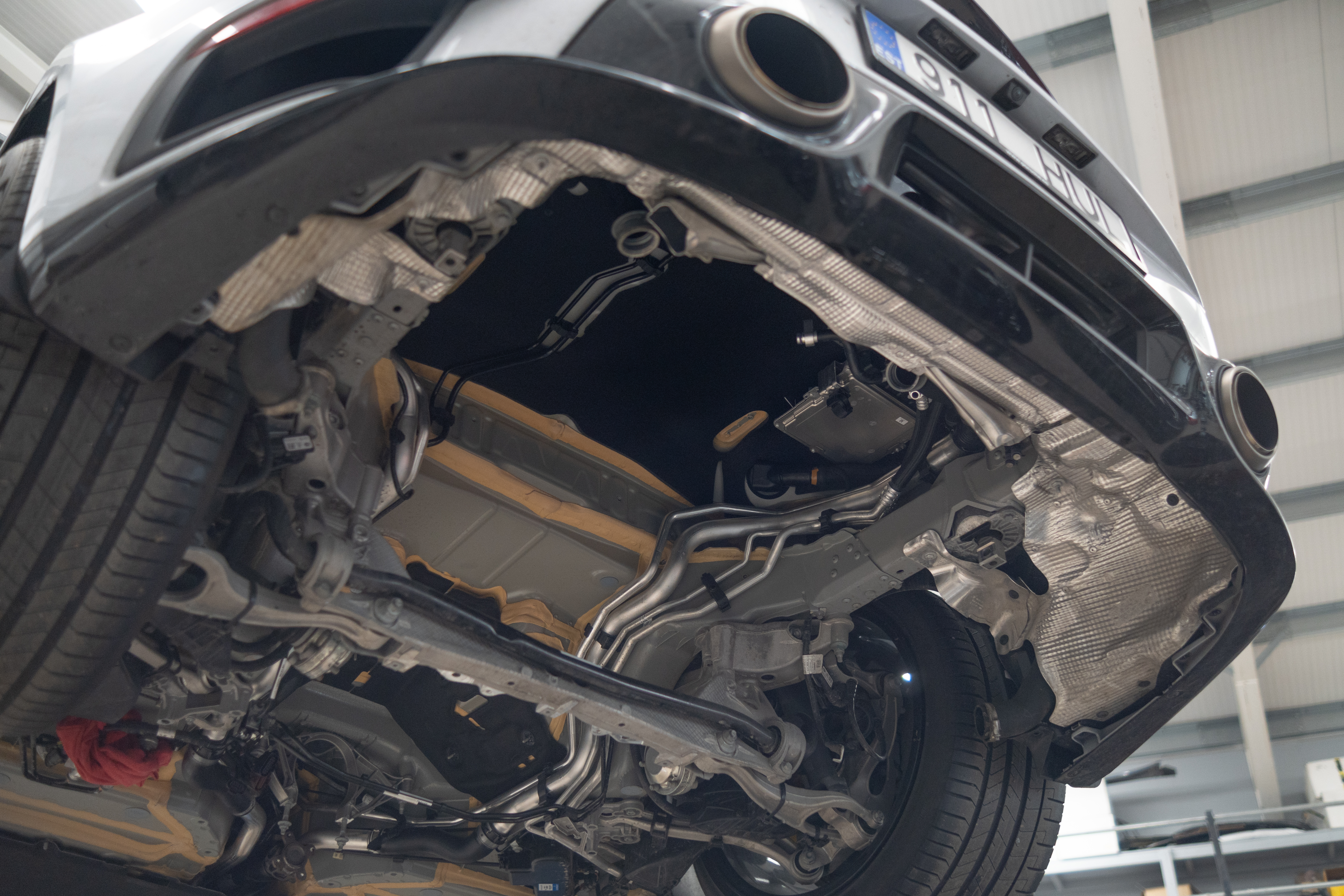 Mechanic fine-tuning suspension system in a Porsche