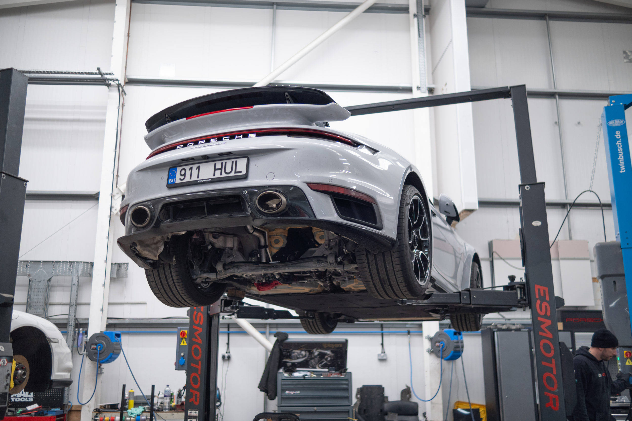 High-power Porsche chassis balance under load