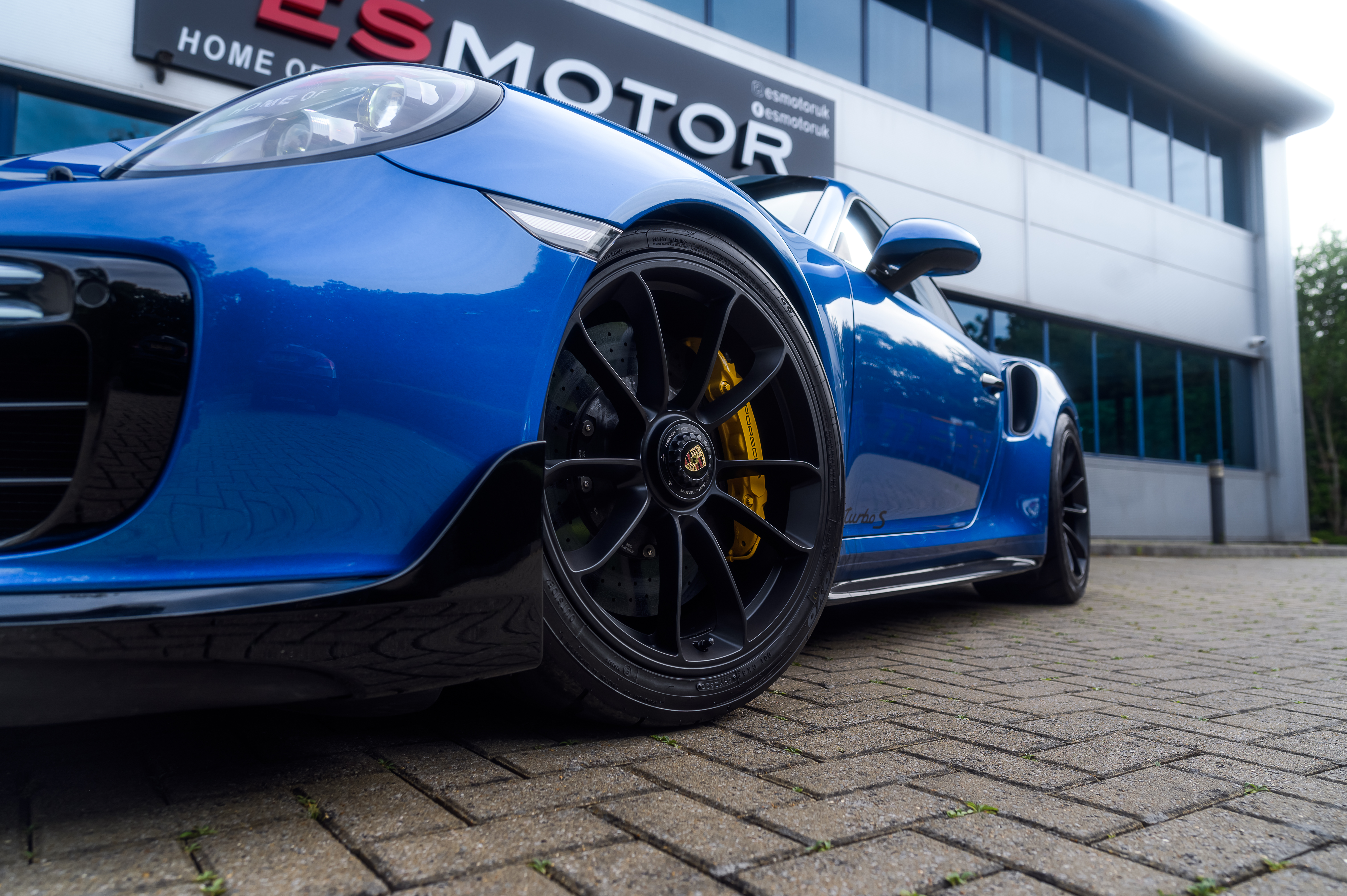 Weight reduction and lightweight build for high power turbo Porsche