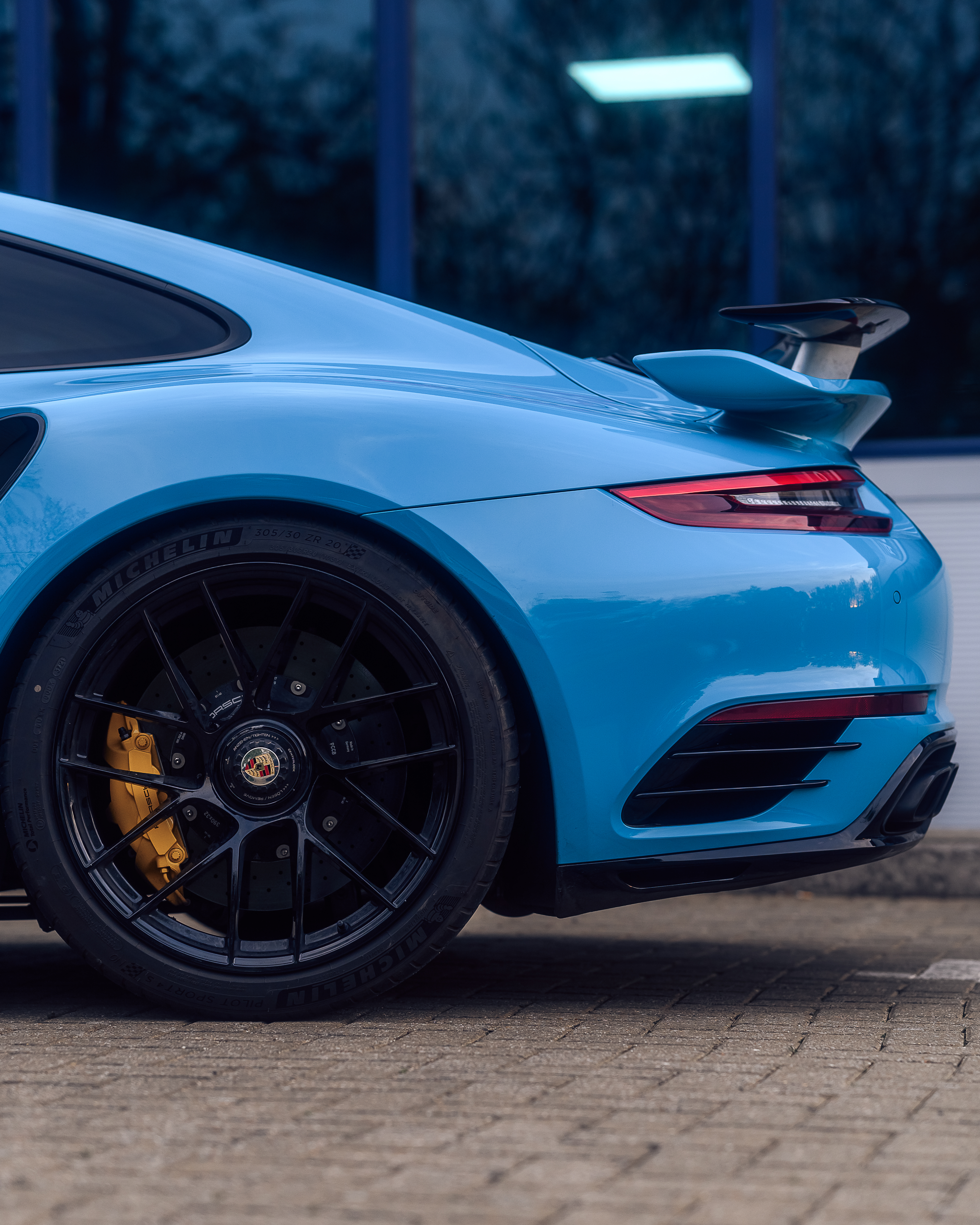 Polycarbonate windows and lightweight glazing for Porsche track build